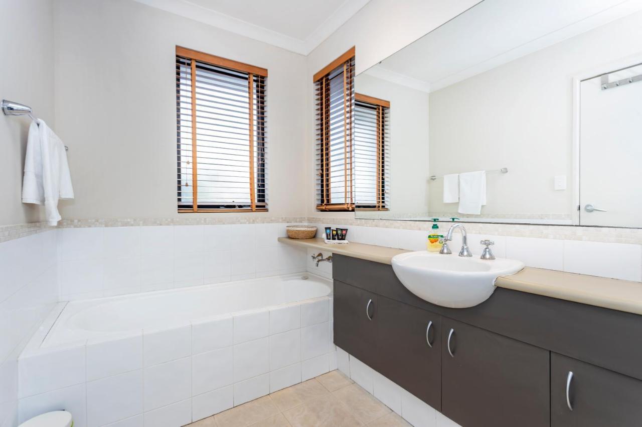 Coode Street Townhouse - Executive Escapes Villa เพิร์ท ภายนอก รูปภาพ